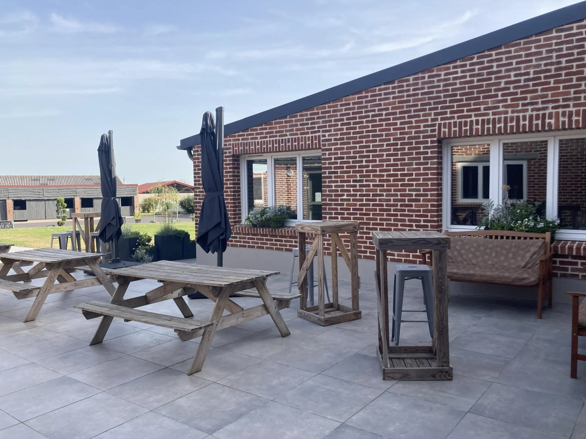 Terrasse avec ses tables