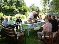 Repas champêtre dans le jardin