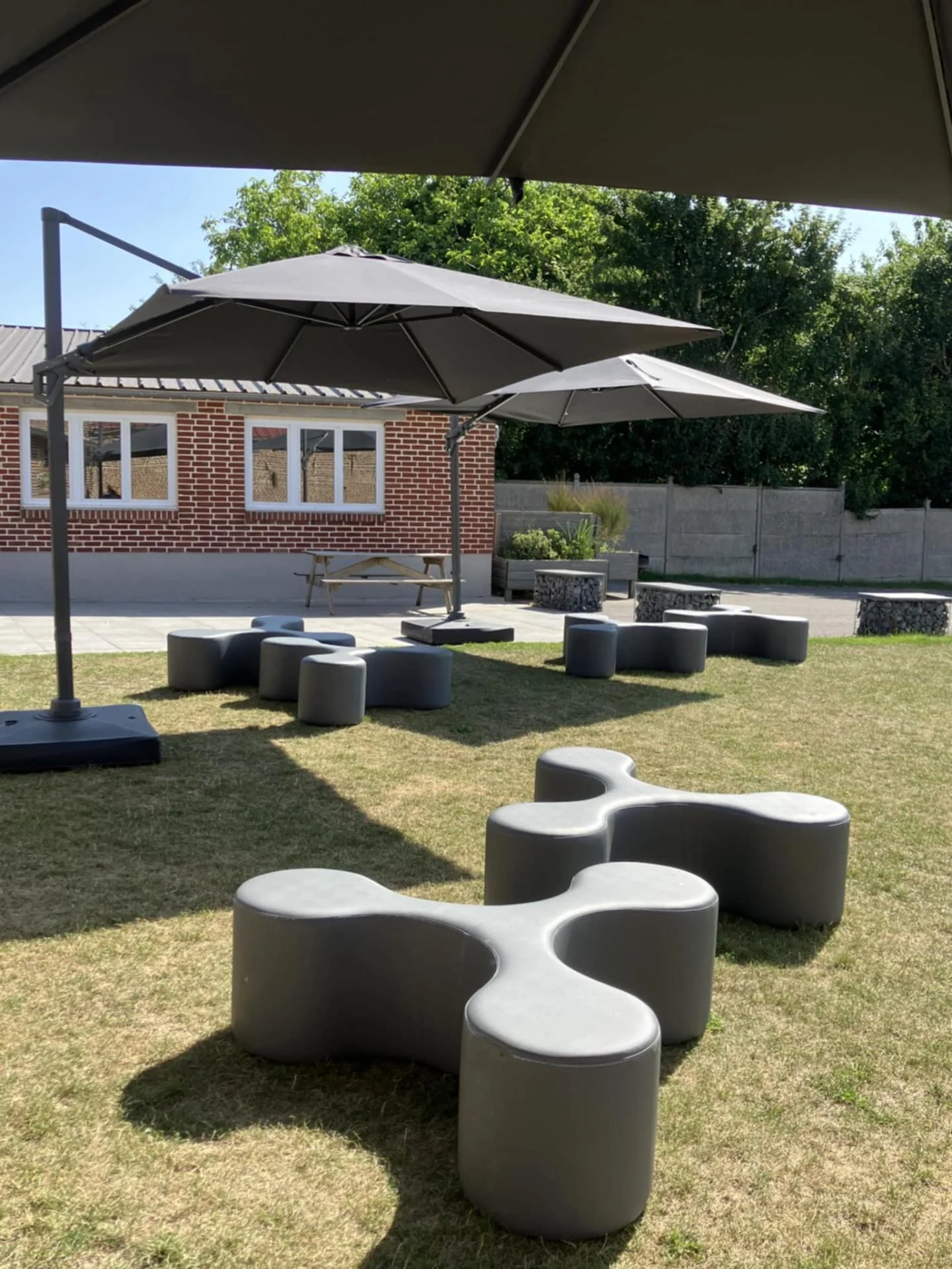 Parasol et poufs à disposition