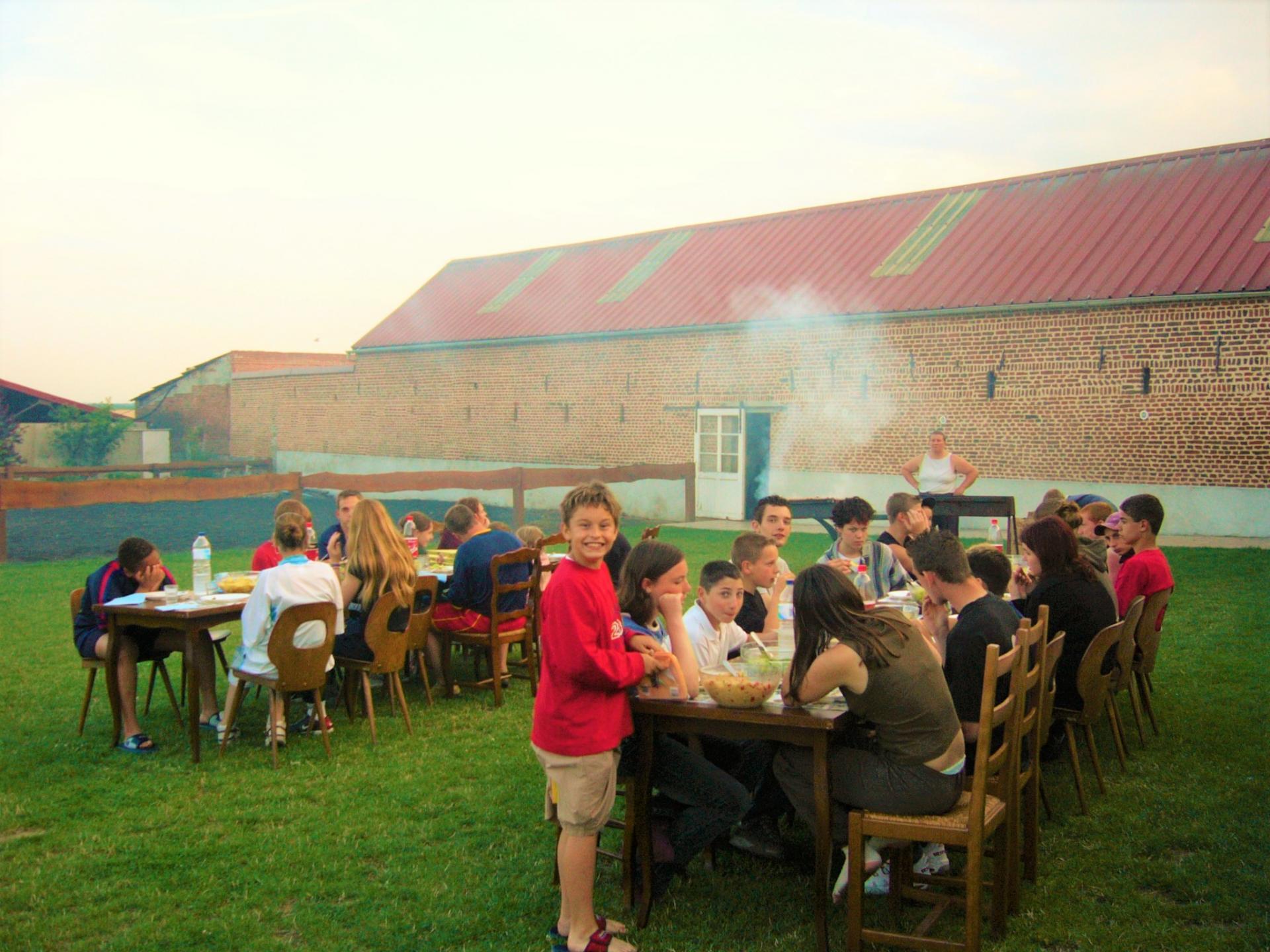 Barbecue sur la pelouse.