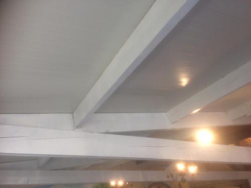 salle de réception avec poutres blanches