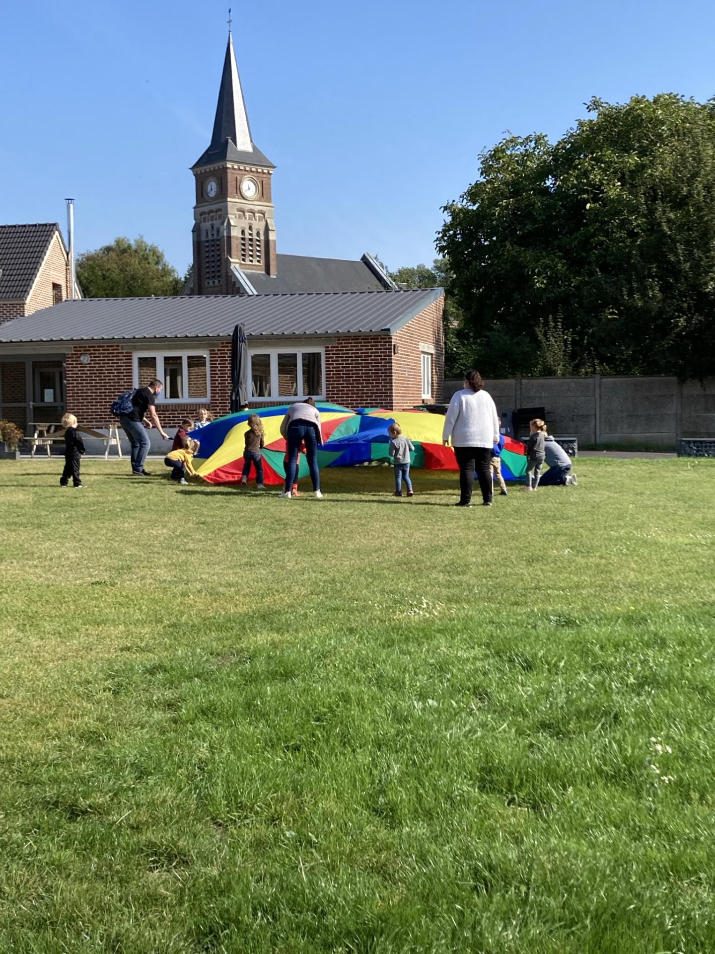 Grand terrain pour jouer au soleil