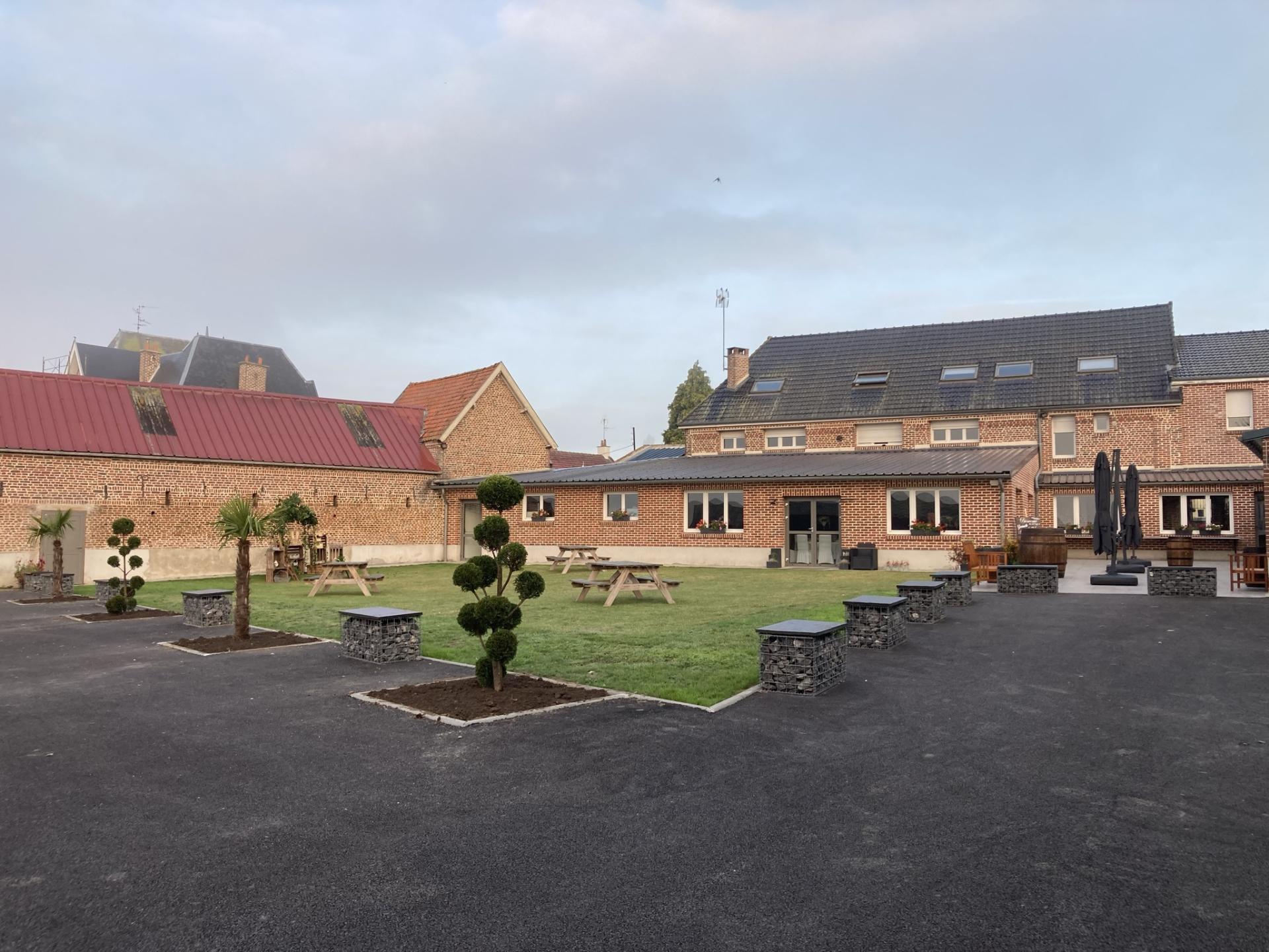 Parking sécurisé à l'arrière des 3 Tilleuls