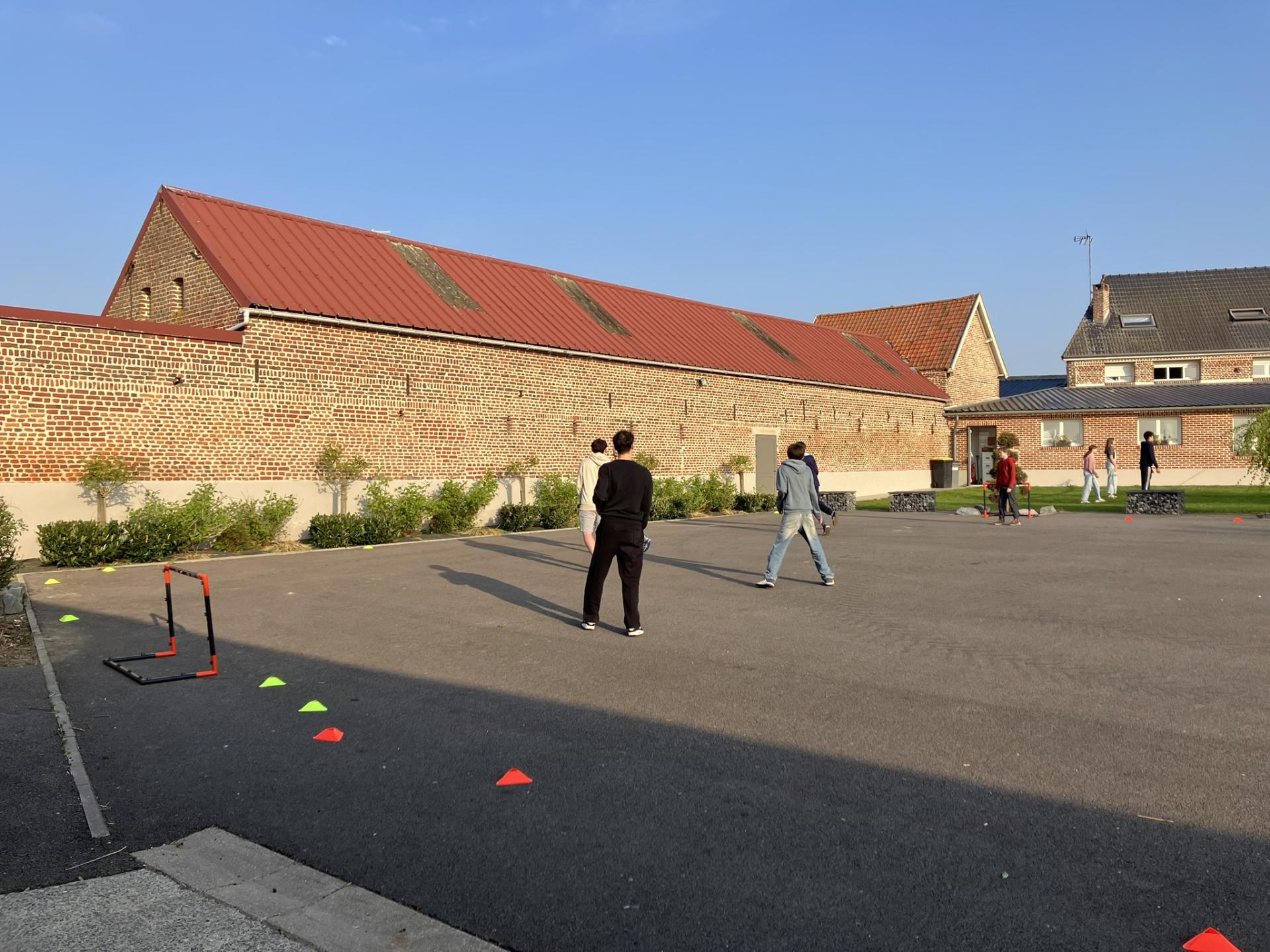 Grand parking pour des jeux extérieurs